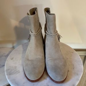 Slip on ankle bootie.